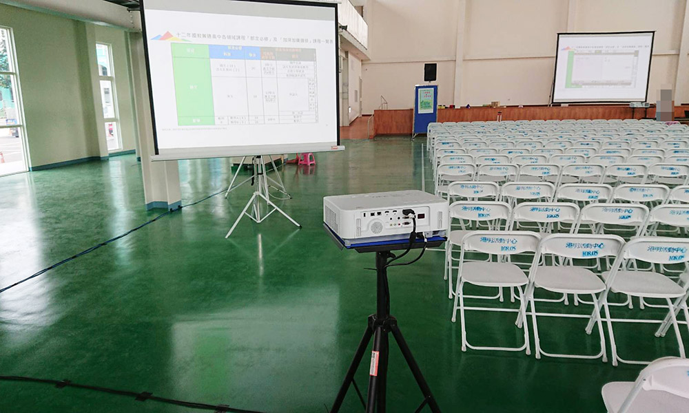 20190525 高中演講活動中心 3組投影機架設同步撥放
