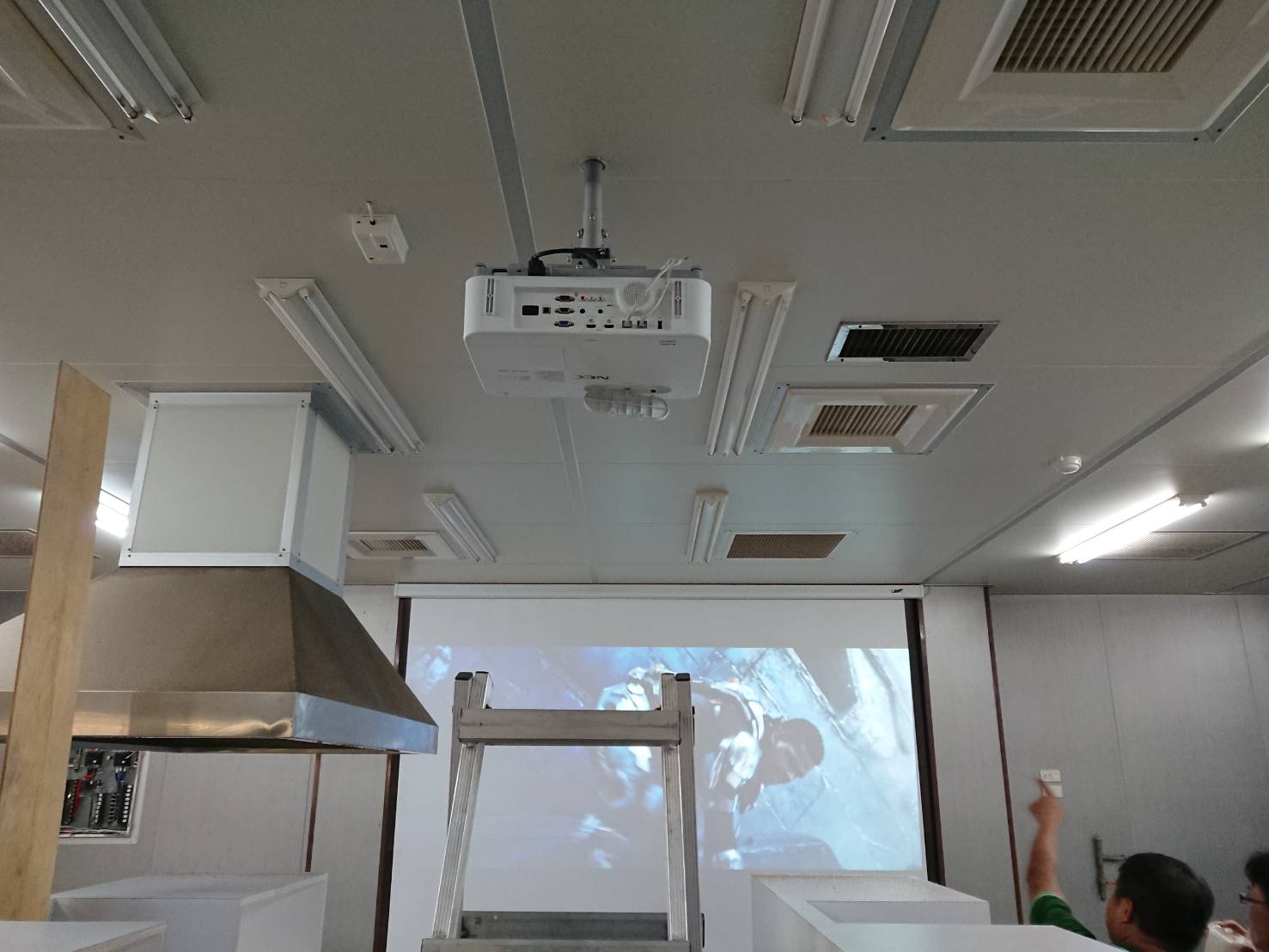 20190927 連鎖早餐店總部教育中心CASOS電動布幕+NEC高亮度投影機