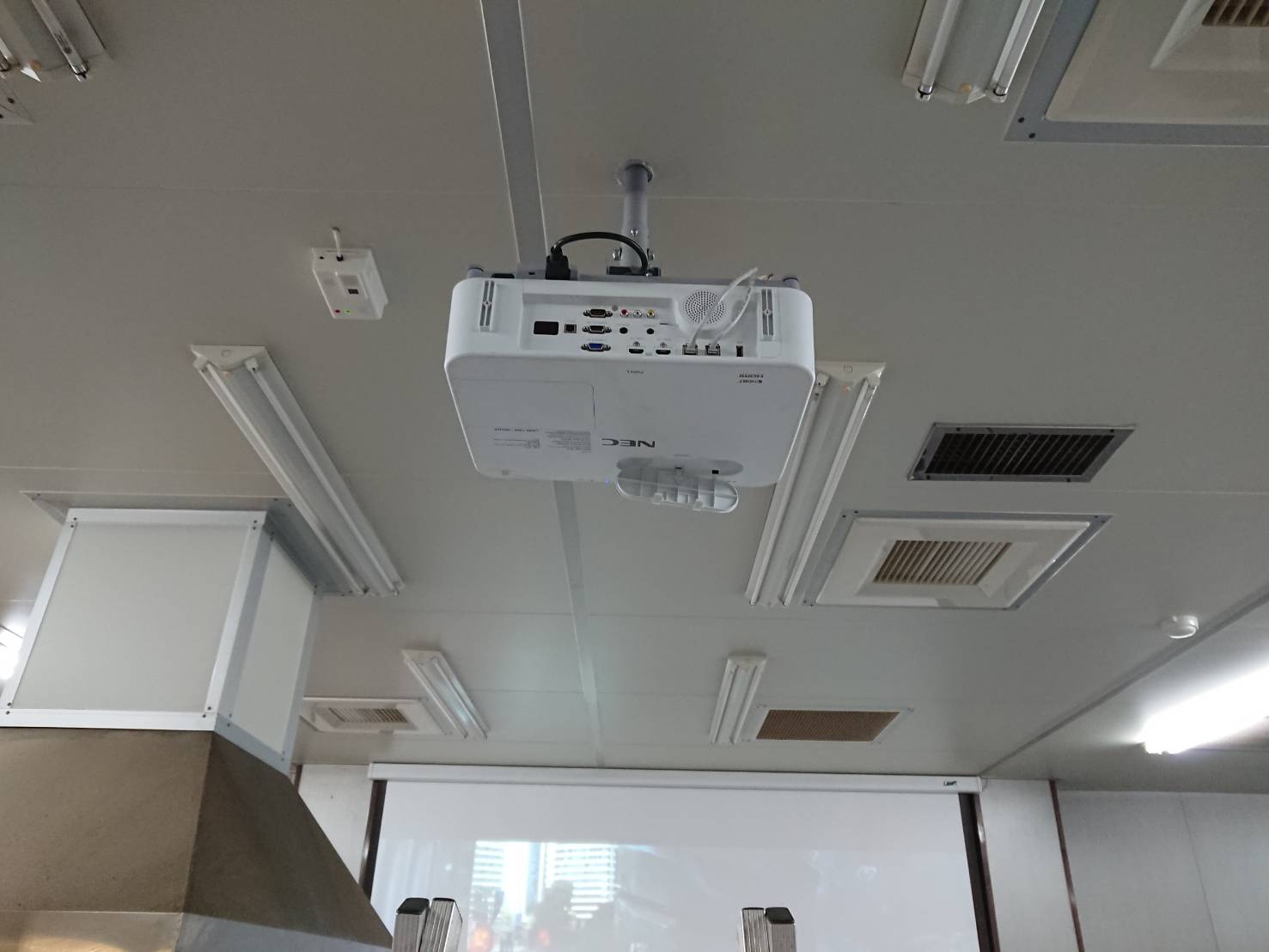 20190927 連鎖早餐店總部教育中心CASOS電動布幕+NEC高亮度投影機