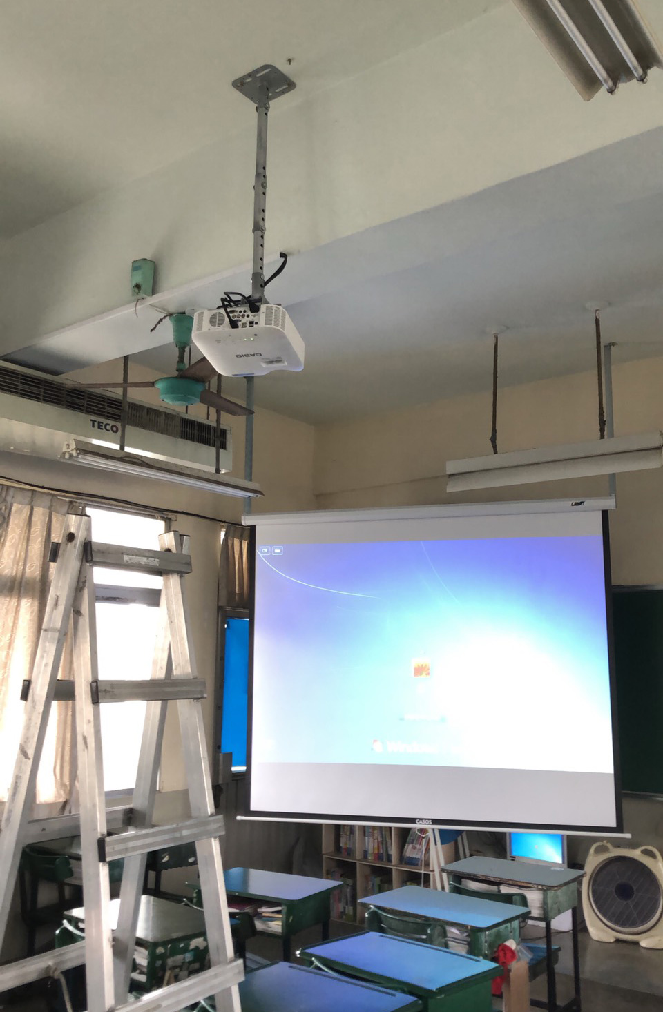 20210122 高中教室雷射投影機+手拉布幕安裝