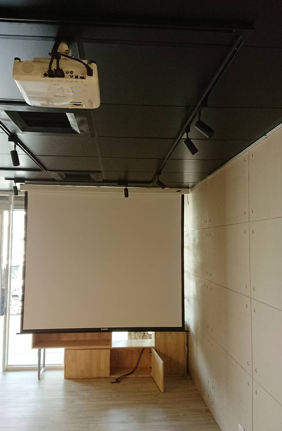 20210420 咖啡廳安裝 EPSON 投影機+一般蓆白電動布幕