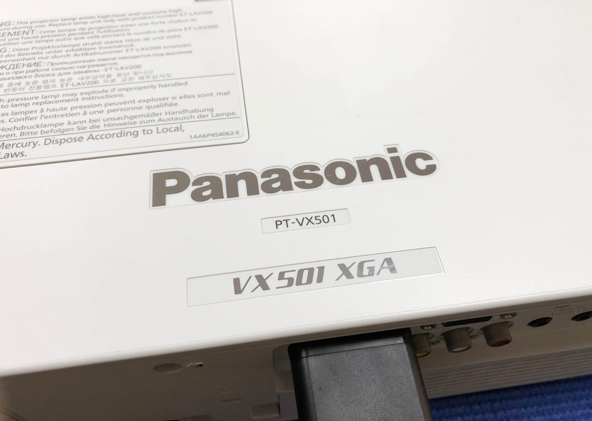 20210902 Pansonic PT-VX501 投影機影像偏色 偏黃