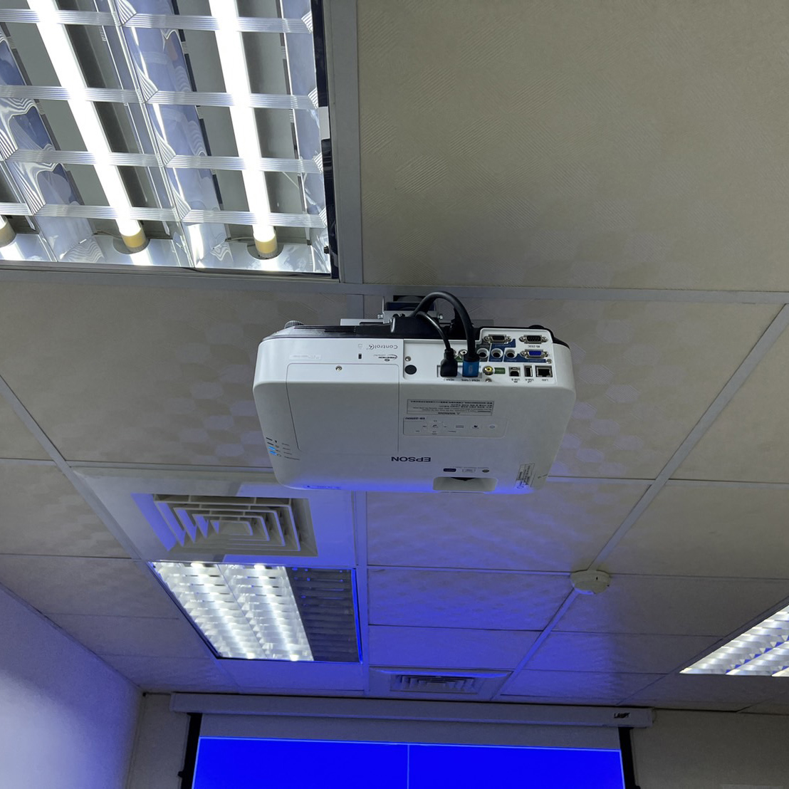 20220323 廠房辦公室投影設備安裝 EPSON 5000流明 高解析 +電動拉線幕